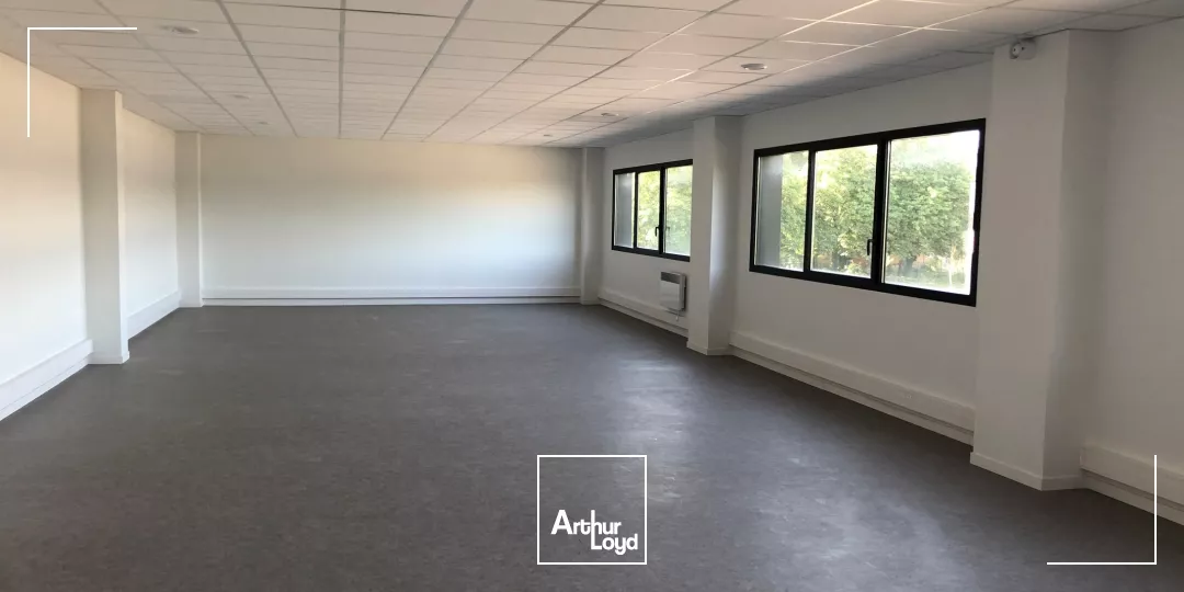 Espace logistique et industriel idéal - 779 m² modulables proposés à la location - Hauteur 7m - Charge 3T/m² - Accès rapide A3/A1/RER B - Proche Paris & CDG