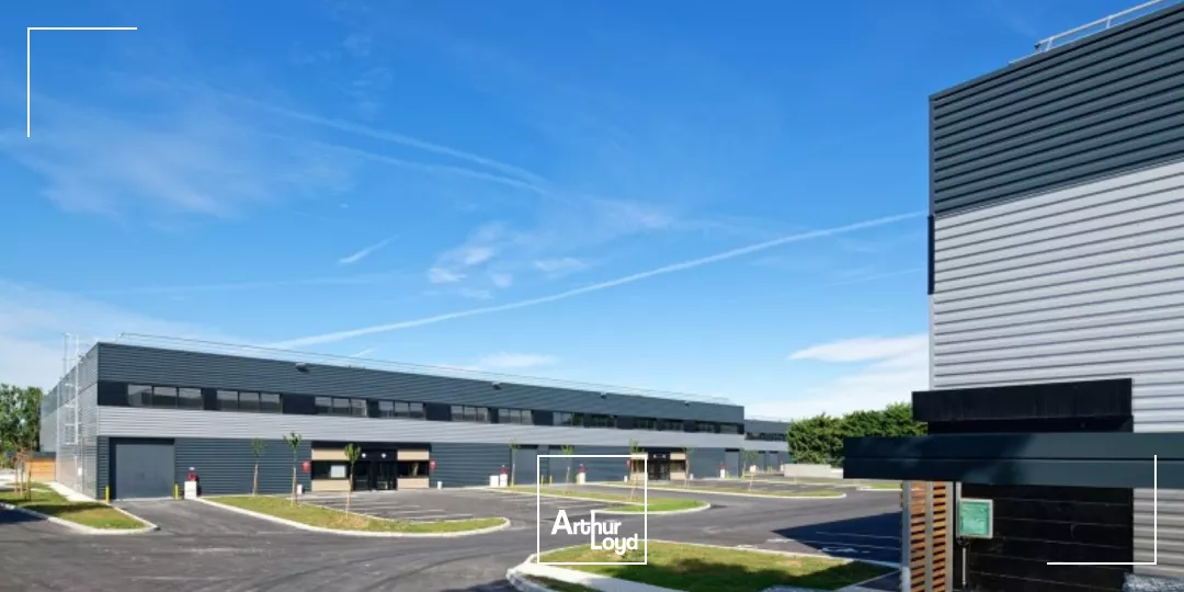 Espace logistique et industriel idéal - 779 m² modulables proposés à la location - Hauteur 7m - Charge 3T/m² - Accès rapide A3/A1/RER B - Proche Paris & CDG