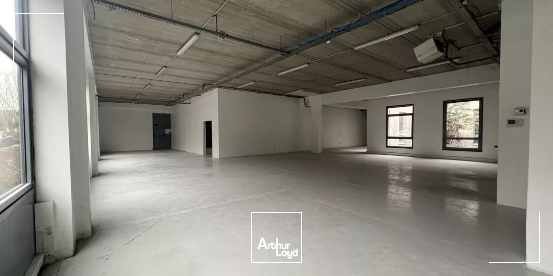 Locaux d'activité rénovés à louer - 212 m² & 394 m² - Paris Nord 2 Roissy CDG