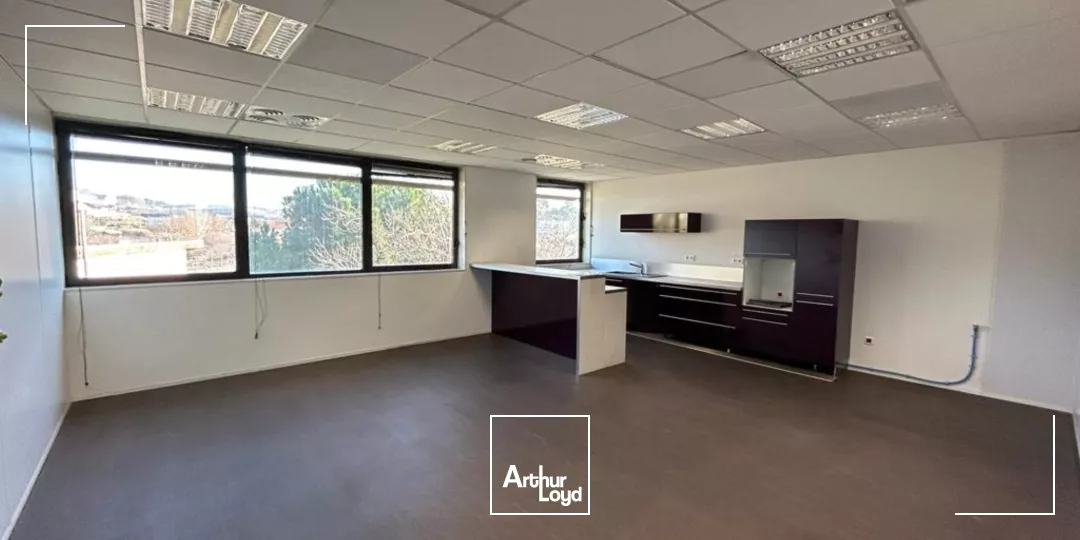 Bureaux de standing rénovés à louer avec parkings en ZFU - 13016 Marseille