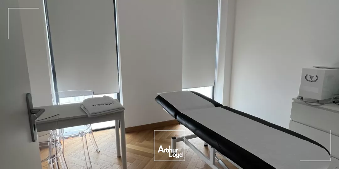 EXCLUSIVITE - A VENDRE - Bureaux rénovés avec très belle visibilité et parkings - Six-Fours centre