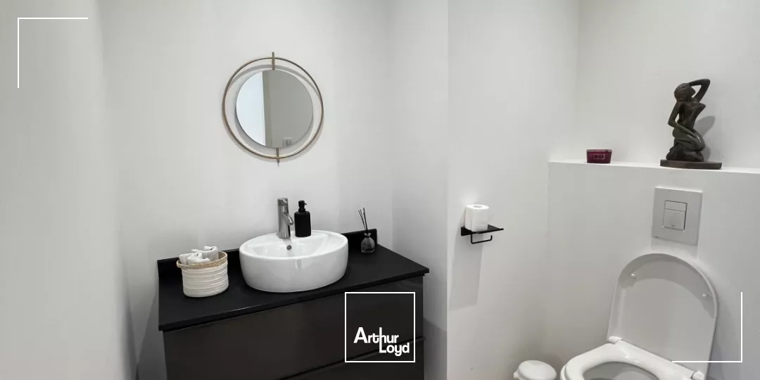 EXCLUSIVITE - A VENDRE - Bureaux rénovés avec très belle visibilité et parkings - Six-Fours centre