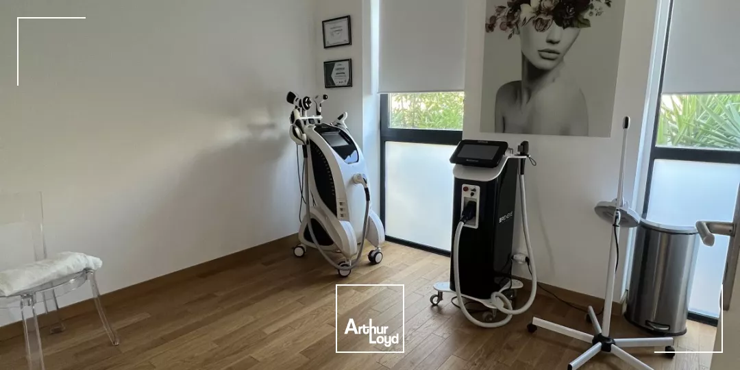 EXCLUSIVITE - A VENDRE - Bureaux rénovés avec très belle visibilité et parkings - Six-Fours centre