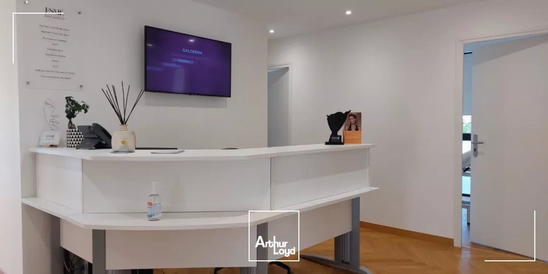 EXCLUSIVITE - A VENDRE - Bureaux rénovés avec très belle visibilité et parkings - Six-Fours centre