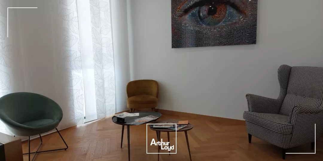 EXCLUSIVITE - A VENDRE - Bureaux rénovés avec très belle visibilité et parkings - Six-Fours centre