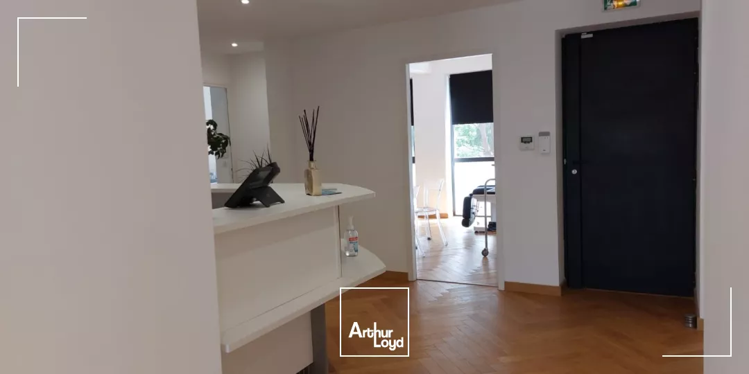 EXCLUSIVITE - A VENDRE - Bureaux rénovés avec très belle visibilité et parkings - Six-Fours centre