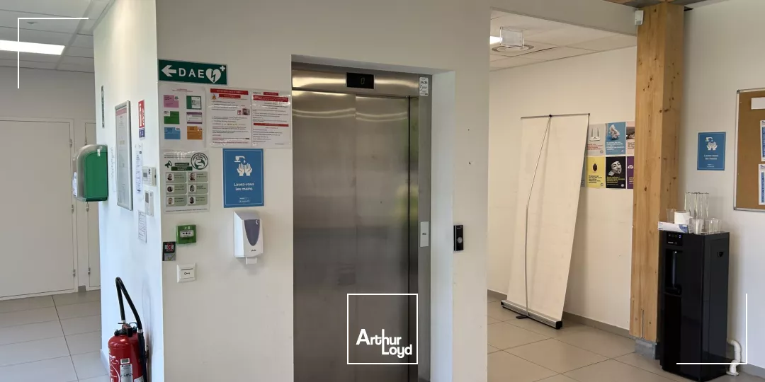 Bureaux à louer à Villeneuve-d'Ascq - Bâtiment indépendant avec parkings et terrasses