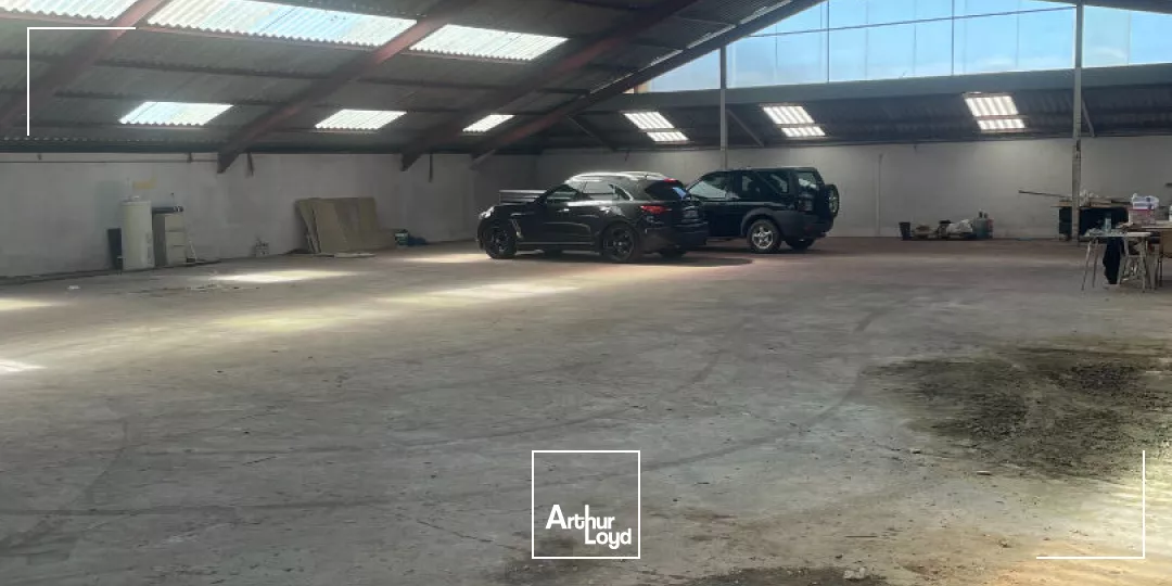 Entrepôt 1 200 m² SAINT JUNIEN A VENDRE