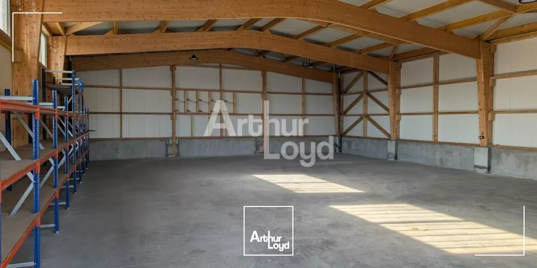 LOCAL D'ACTIVITE INDEPENDANT ET RECENT - BELLES PRESTATIONS - GUICHEN