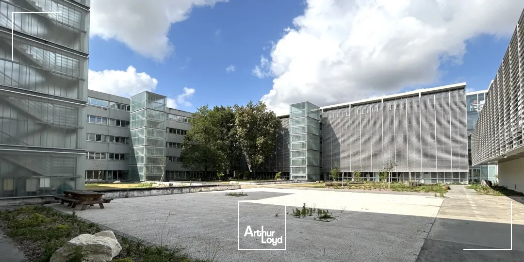 À louer à Mérignac, plusieurs plateaux de bureaux intégralement rénovés. Desserte tramway.