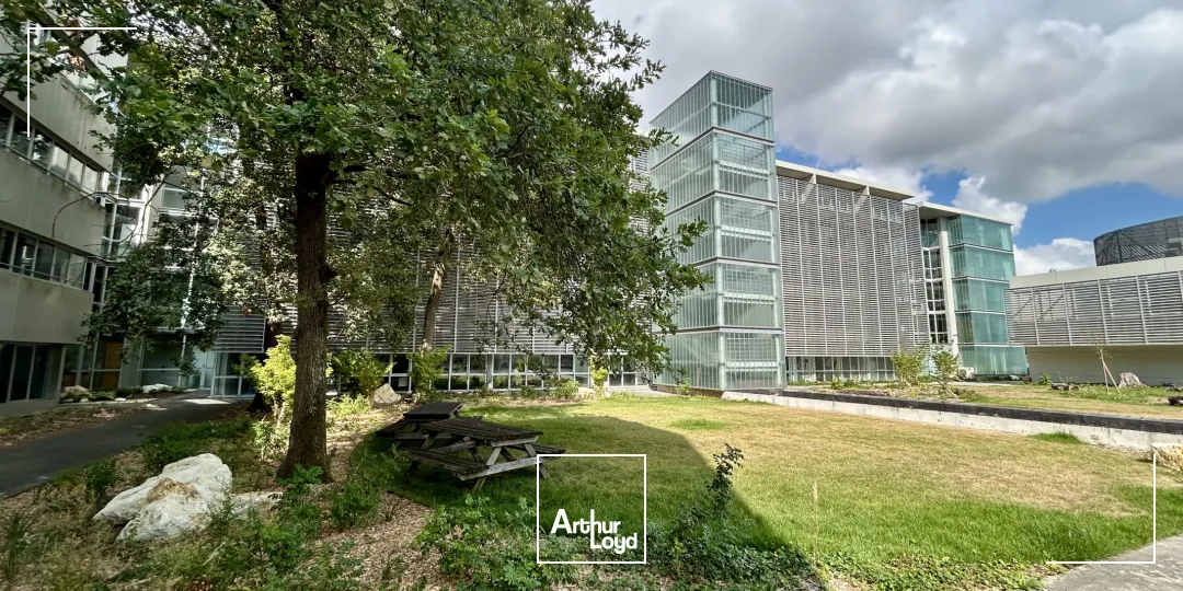 À louer à Mérignac, plusieurs plateaux de bureaux intégralement rénovés. Desserte tramway.