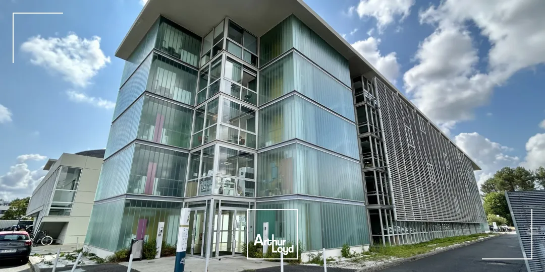 À louer à Mérignac, plusieurs plateaux de bureaux intégralement rénovés. Desserte tramway.