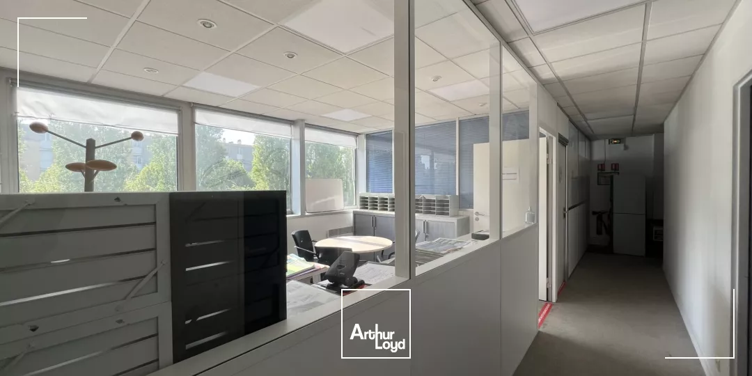 Locaux d'activité 1 260 m² Blanc-Mesnil - Bail dérogatoire - HSP 9m - Accès plain pied 4 x 4,5m - Sol 3T