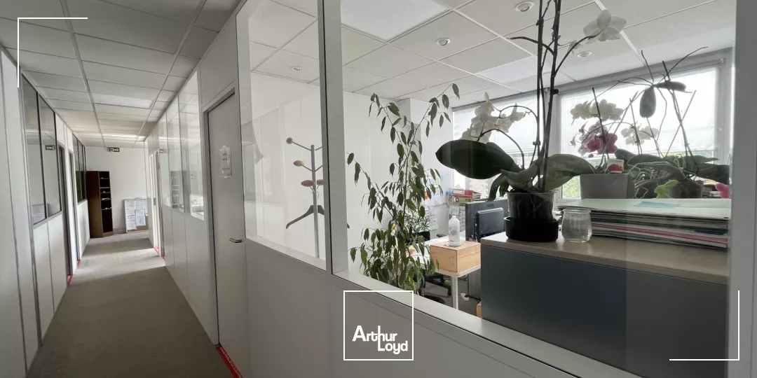 Locaux d'activité 1 260 m² Blanc-Mesnil - Bail dérogatoire - HSP 9m - Accès plain pied 4 x 4,5m - Sol 3T