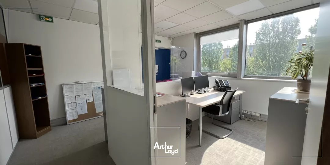 Locaux d'activité 1 260 m² Blanc-Mesnil - Bail dérogatoire - HSP 9m - Accès plain pied 4 x 4,5m - Sol 3T