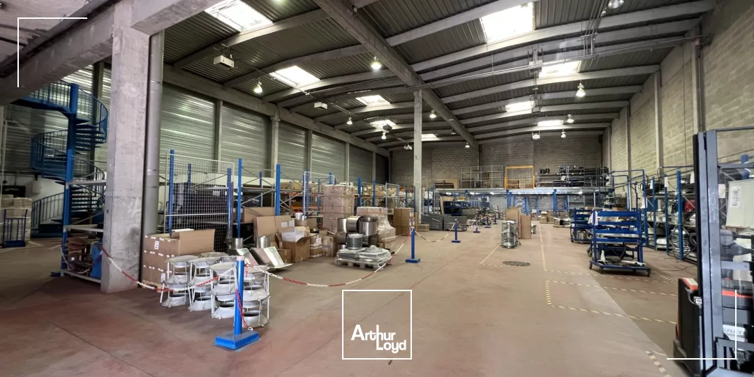 Locaux d'activité 1 260 m² Blanc-Mesnil - Bail dérogatoire - HSP 9m - Accès plain pied 4 x 4,5m - Sol 3T