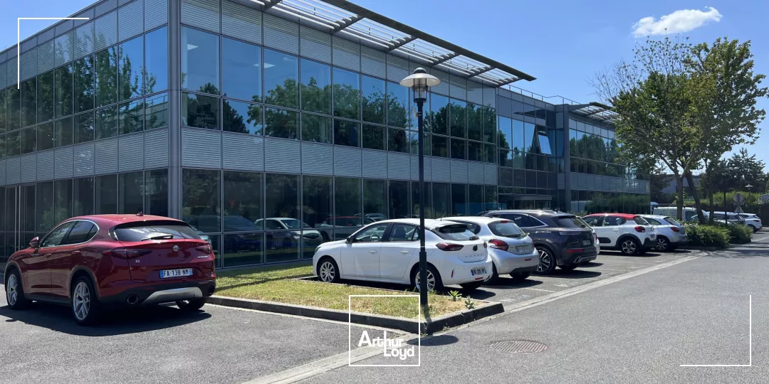 Plus qu'un lieu, une opportunité : 2214 m² de bureaux indépendants à louer à Paris Nord 2 Roissy 