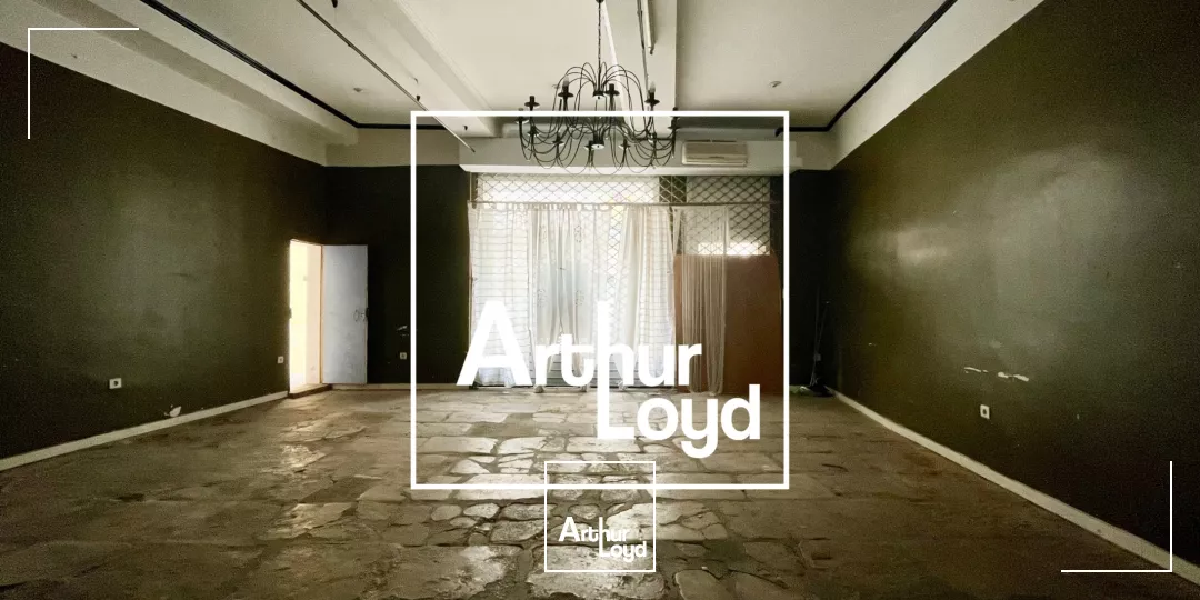 Local Commercial Nîmes Centre : Opportunité Rénovation & Terrasse Place Esclafidou - Vente