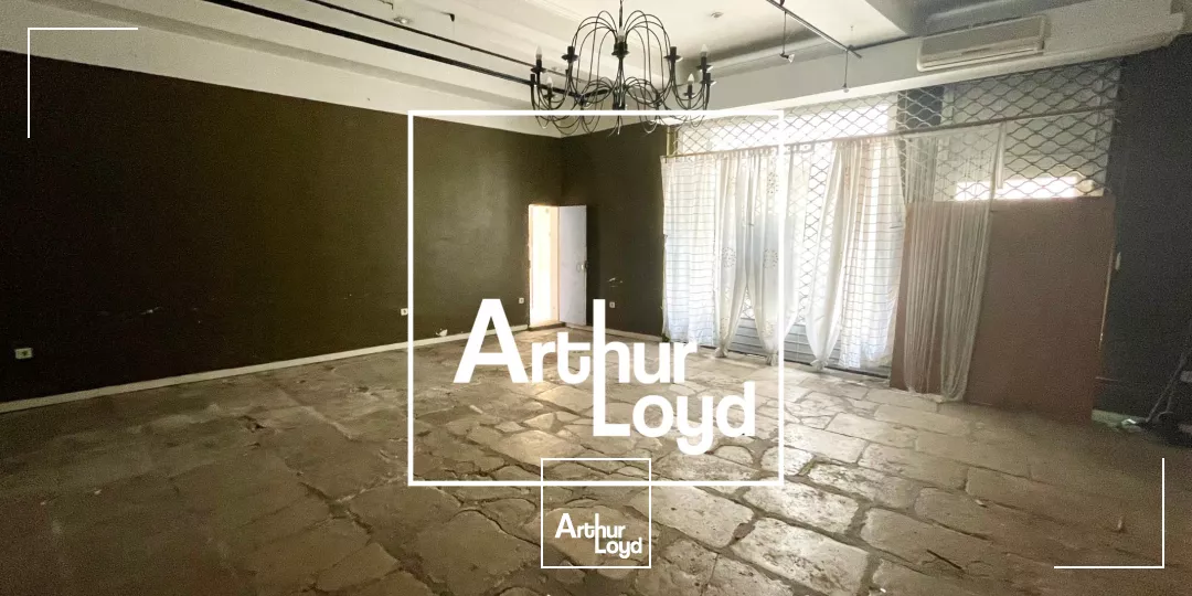 Local Commercial Nîmes Centre : Opportunité Rénovation & Terrasse Place Esclafidou - Vente