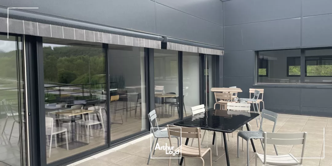 BUREAUX A LOUER VARCES AVEC TERRASSE BELLE VISIBILITE
