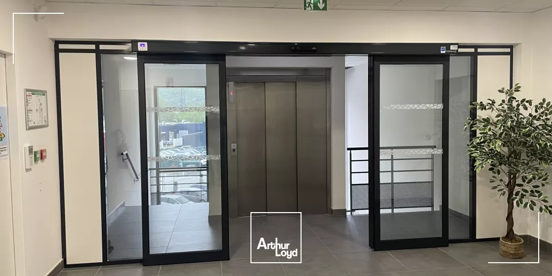 BUREAUX A LOUER VARCES AVEC TERRASSE BELLE VISIBILITE