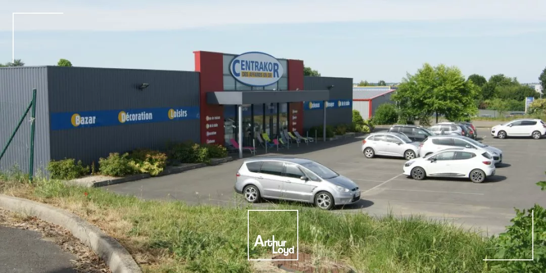 Local commercial Azay Le Brule 1300 m2