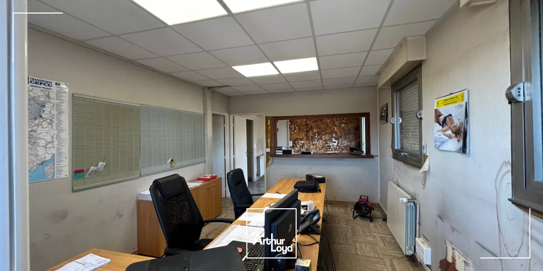 A VENDRE - BÂTIMENT D'ACTIVITÉ - 950 M2 - NOYON AVEC TERRAIN BITUMÉ DE 8 500 M2