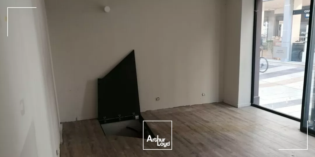 AVIGNON CENTRE VILLE RUE PIETONNE LOCAL COMMERCIAL DE 17 M2 A LOUER