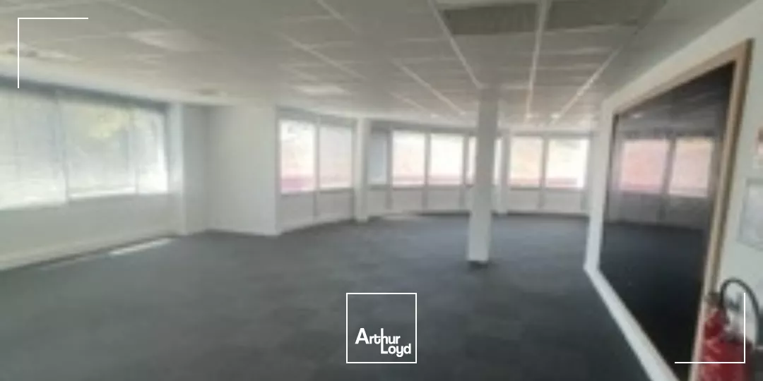 Location bureaux de 940 m² à Mérignac proche tram A et aéroport.