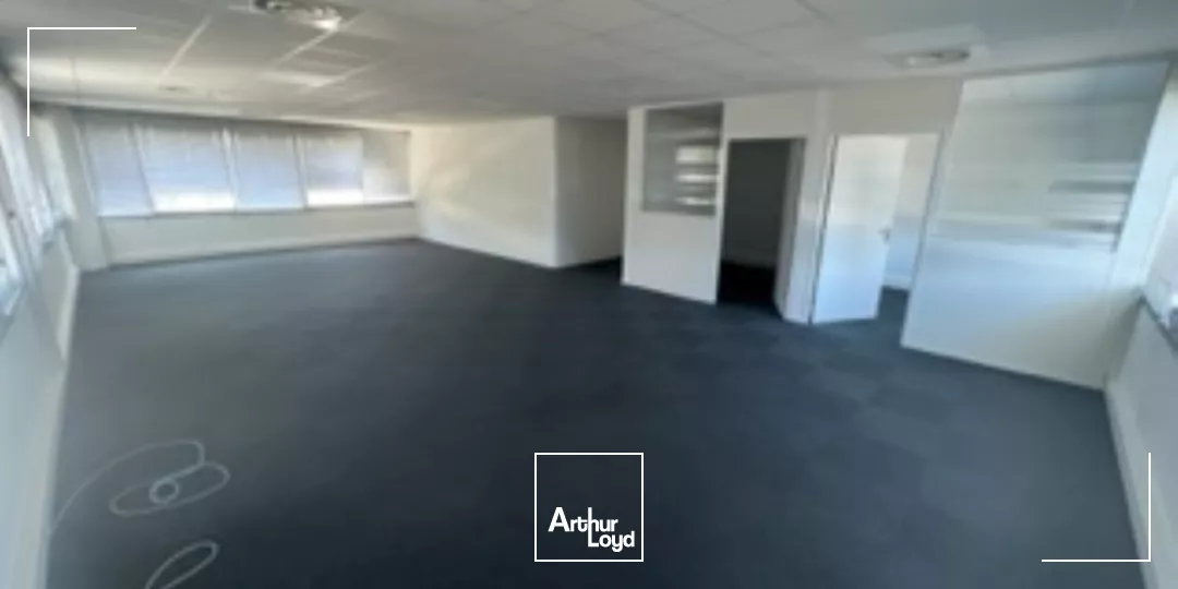 Location bureaux de 940 m² à Mérignac proche tram A et aéroport.