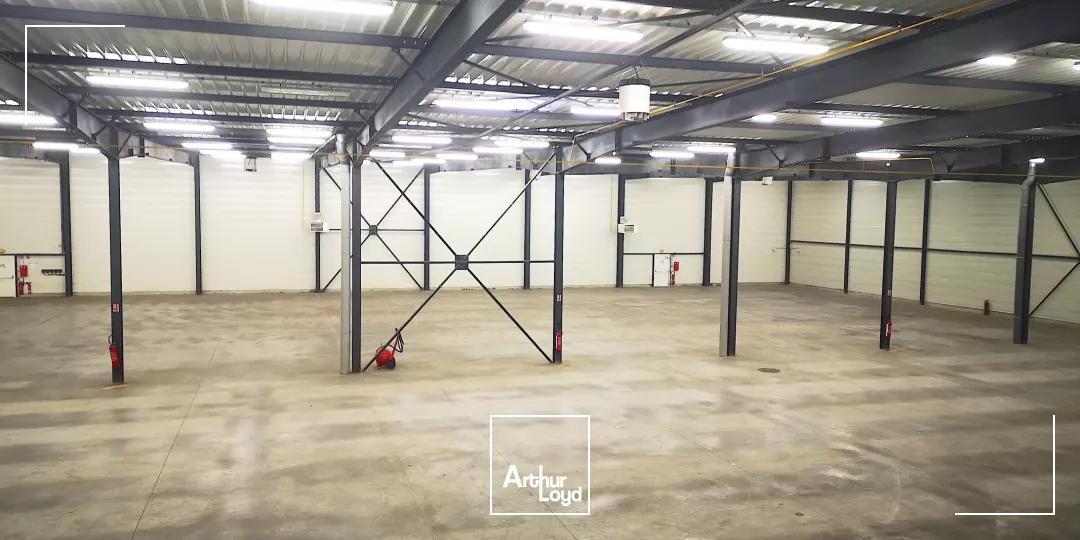 Rare sur le secteur : entrepôt avec quai proche autoroute