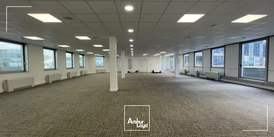 Bureaux face gare Lille Flandres centre ville effet d'enseigne emplacement prime proche commerce centre commercial coin cuisine open space cloison