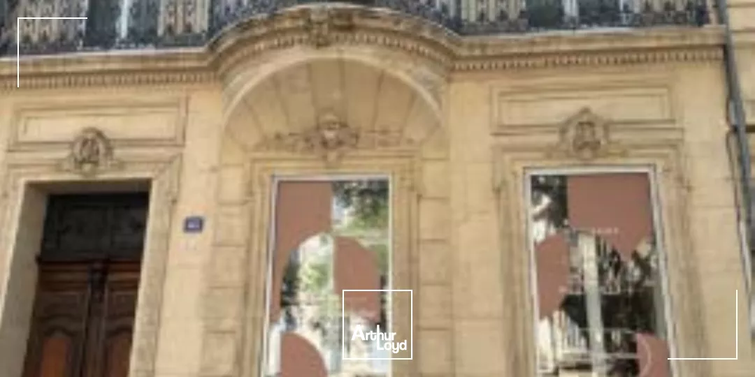 A vendre / A louer - Bureaux avec beaucoup de cachet accompagnés d'une cave - Palais de Justice / Cours Pierre Puget - 13006 Marseille