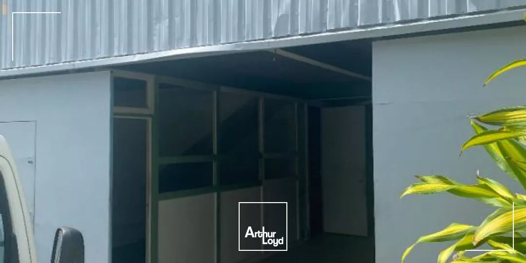 Dépot / Local d'activités 360 m2 ( St Joseph )