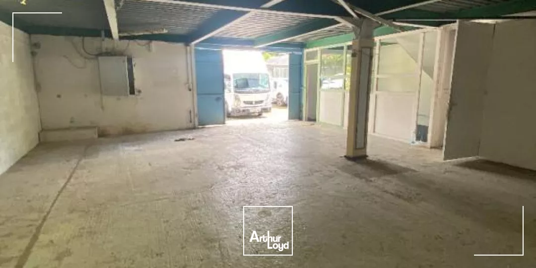 Dépot / Local d'activités 360 m2 ( St Joseph )