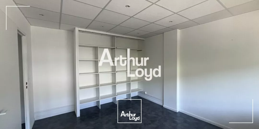 BUREAUX RÉNOVÉS À LOUER DANS UN ENVIRONNEMENT DE BUREAUX DYNAMIQUE 