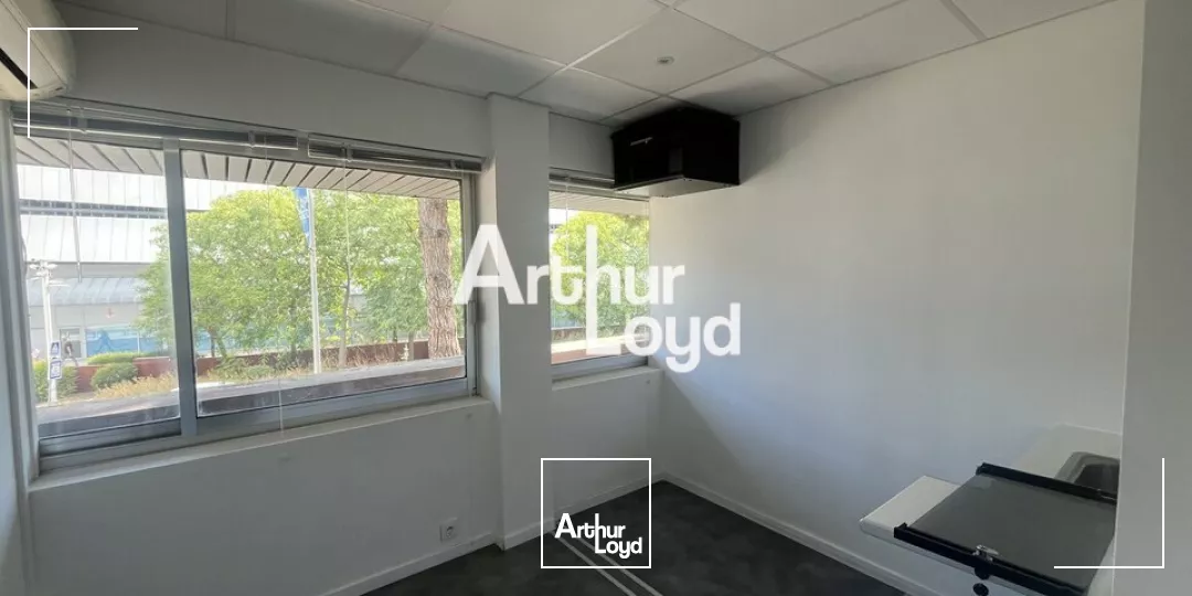 BUREAUX RÉNOVÉS À LOUER DANS UN ENVIRONNEMENT DE BUREAUX DYNAMIQUE 