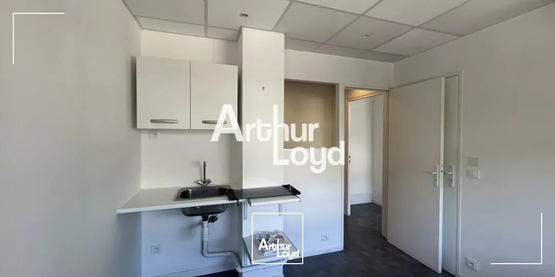 BUREAUX RÉNOVÉS À LOUER DANS UN ENVIRONNEMENT DE BUREAUX DYNAMIQUE 