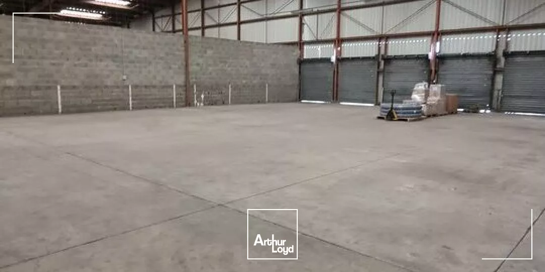 RARE ZONE REPUBLIQUE - POITIERS NORD - ENTREPOT DE 1200M² à LOUER 