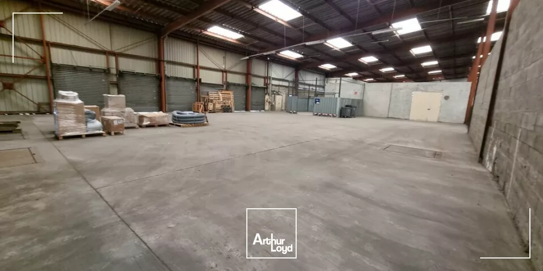 RARE ZONE REPUBLIQUE - POITIERS NORD - ENTREPOT DE 1200M² à LOUER 