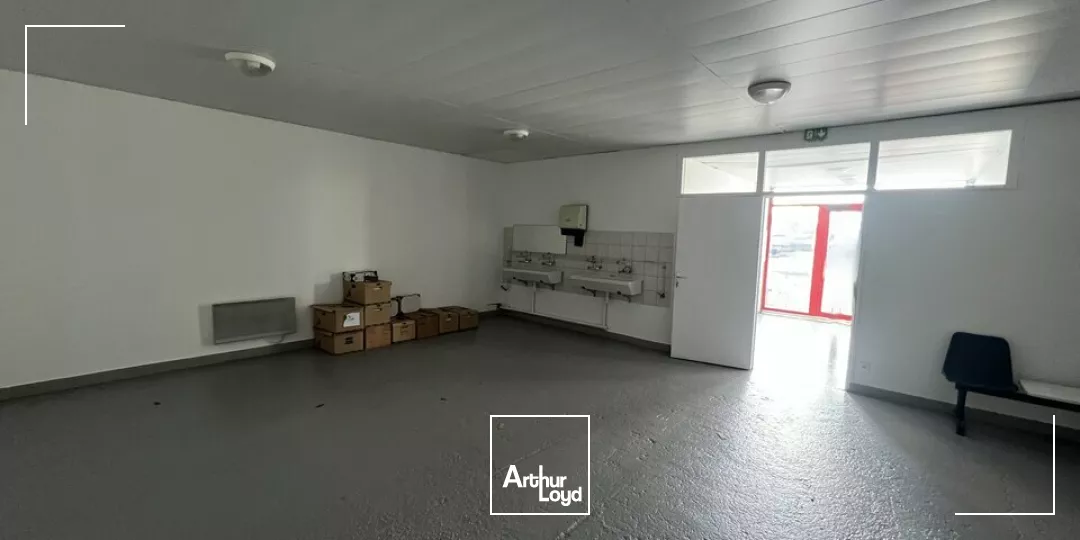 A VENDRE - ZI périphérique du Havre - Locaux d'activités 1 735 m2 / Terrain environ 5 500 m2