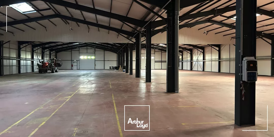 A Couëron, bâtiment d'activité d'environ 2600 m2 à louer ou à vendre