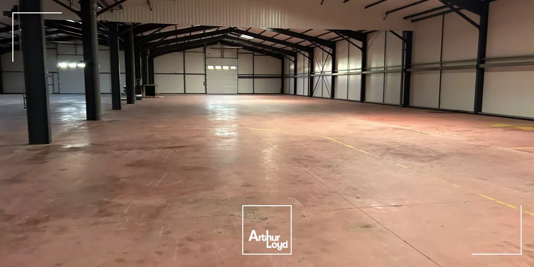 A Couëron, bâtiment d'activité d'environ 2600 m2 à louer ou à vendre