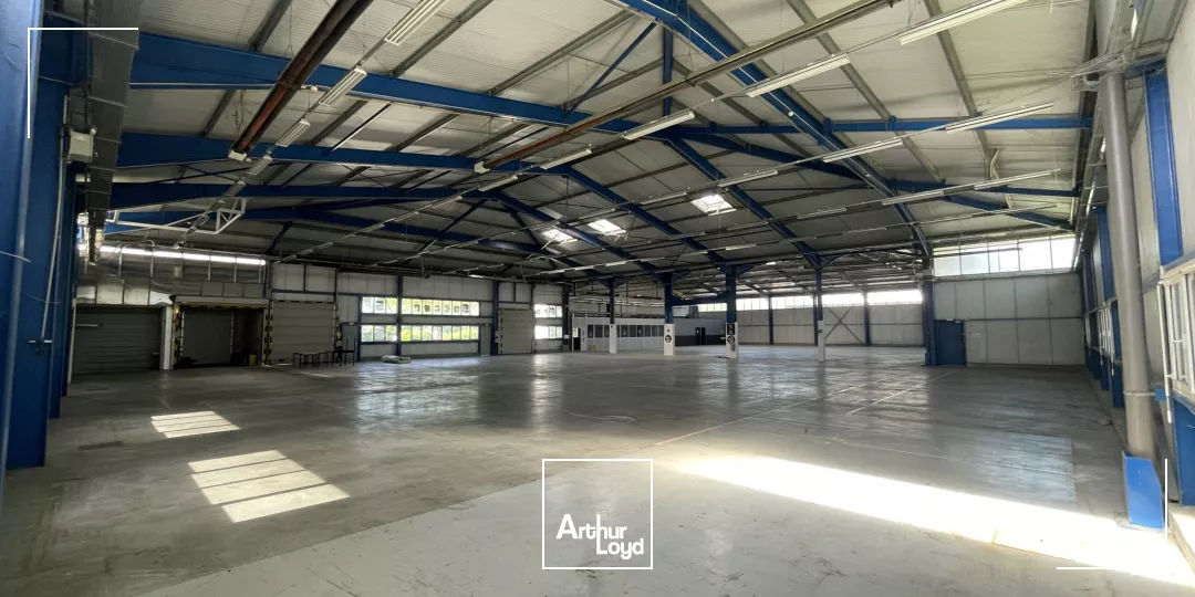 bâtiment d'activité 2411 m² environ - central, visible, fonctionnel.