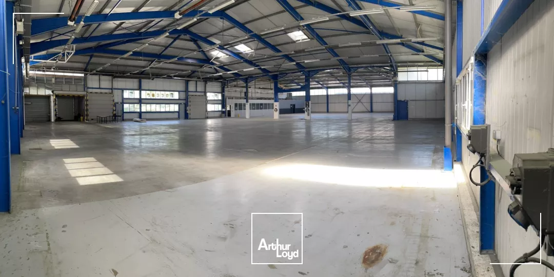 bâtiment d'activité 2411 m² environ - central, visible, fonctionnel.