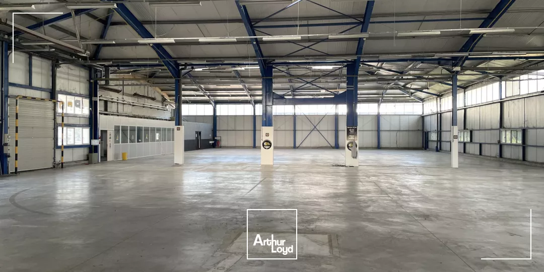 bâtiment d'activité 2411 m² environ - central, visible, fonctionnel.