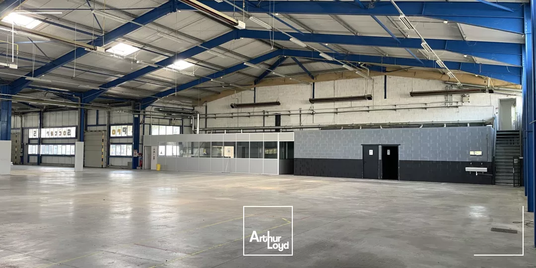 bâtiment d'activité 2411 m² environ - central, visible, fonctionnel.