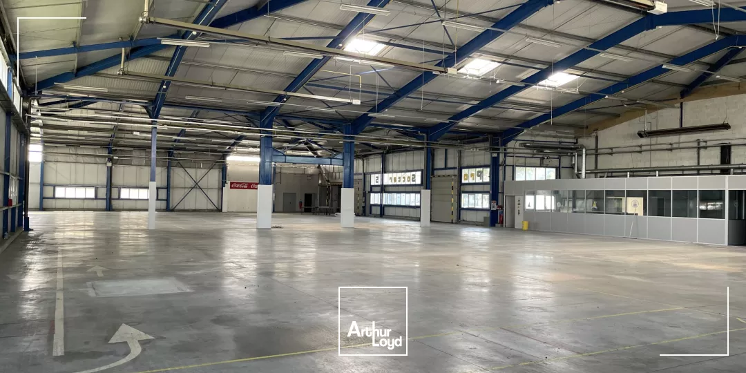 bâtiment d'activité 2411 m² environ - central, visible, fonctionnel.