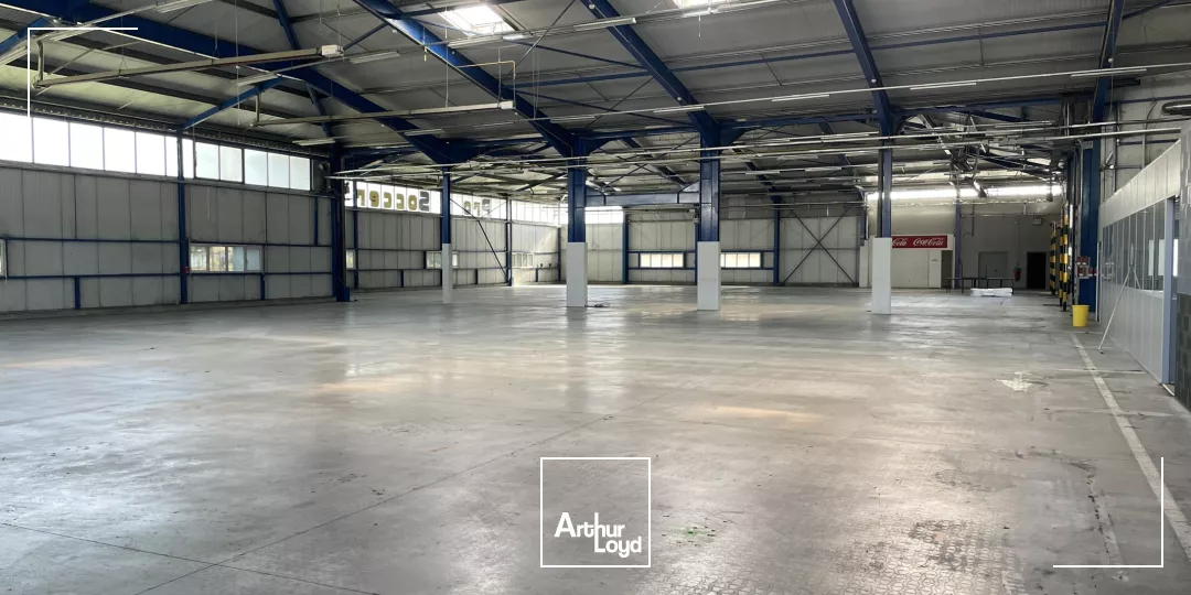 bâtiment d'activité 2411 m² environ - central, visible, fonctionnel.