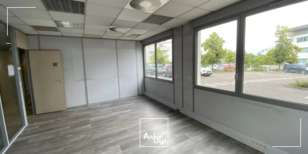 BUREAUX ENTIEREMENT RENOVES - MONTBONNOT